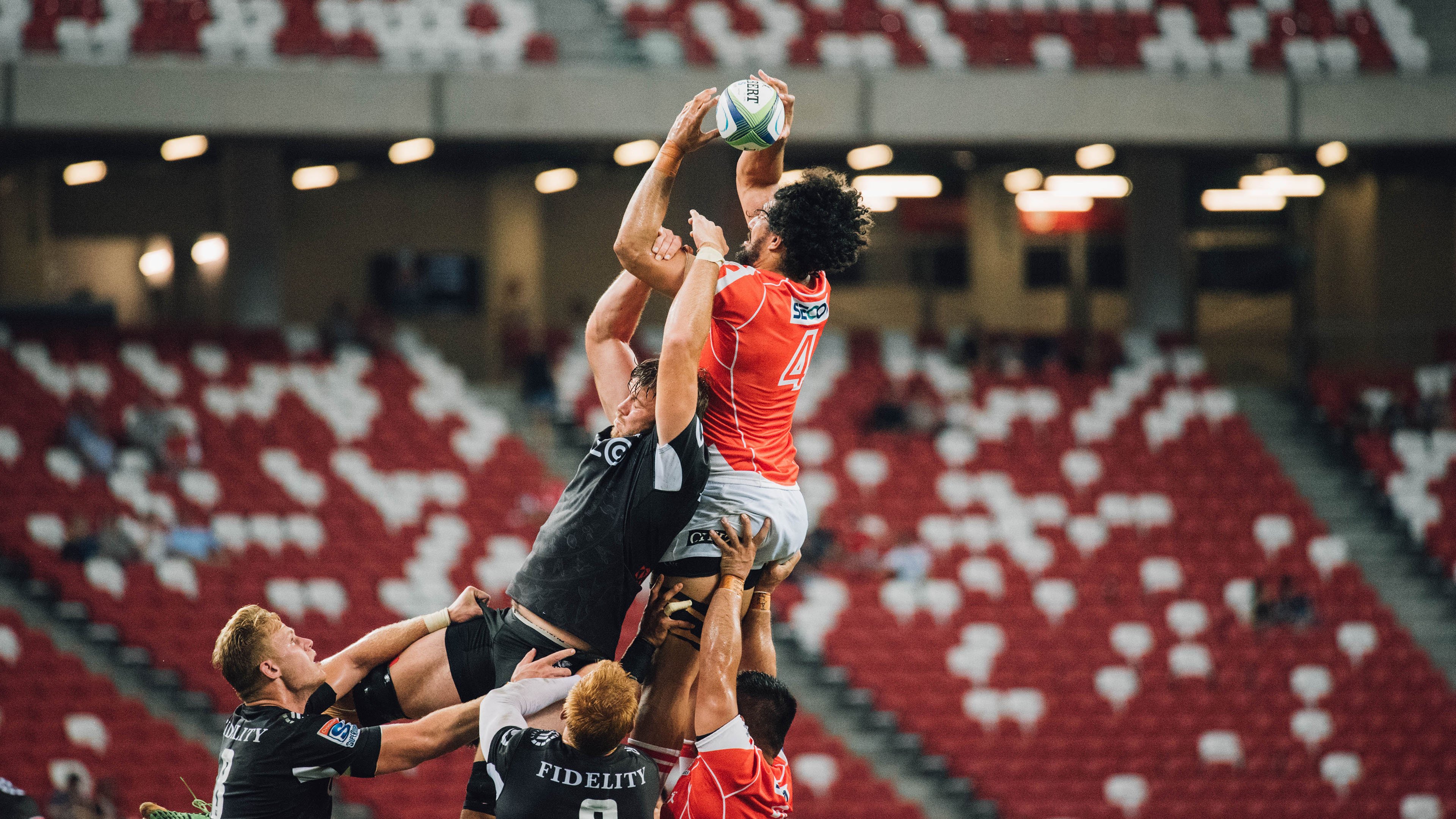 ayx爱游戏官网-天空跳伞表演，飞越云端感受自由体验，空中跳伞的视频